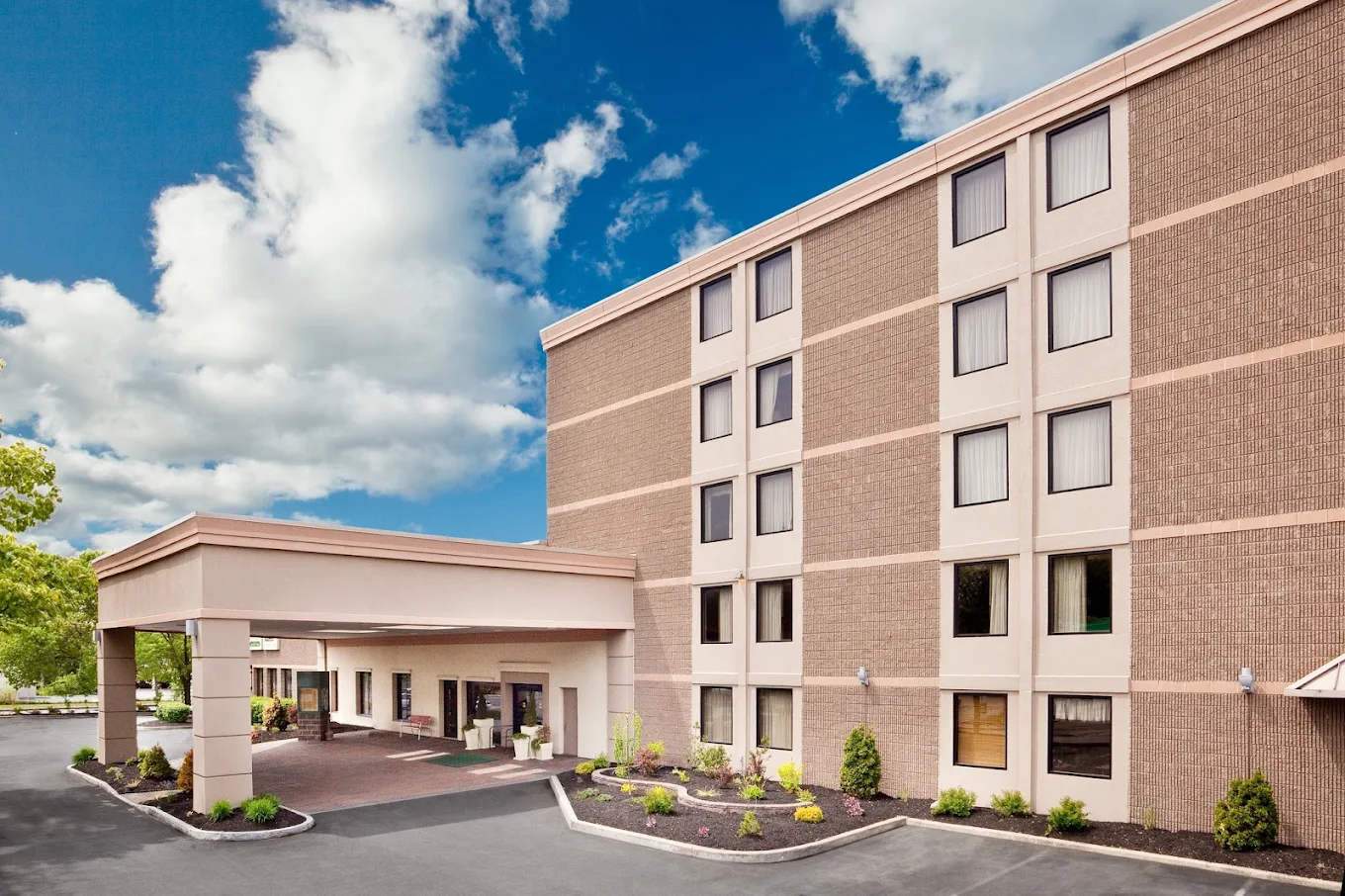 Exterior entrance of the Holiday Inn Auburn in Auburn, New York